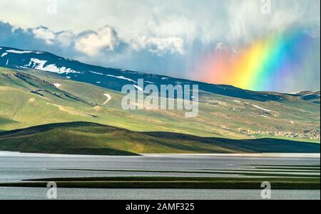 Rainbow au-dessus du lac du barrage Cat en Turquie Banque D'Images