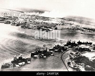 Pearl Harbor pendant la première vague de l'attaque. Banque D'Images