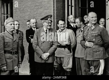 Photo de la rencontre entre Mussolini et Hitler. 1944 Sur la photo sont: Mussolini, Hitler, derrière Mussolini, Martin Bormann. À côté de lui se tient TH Banque D'Images