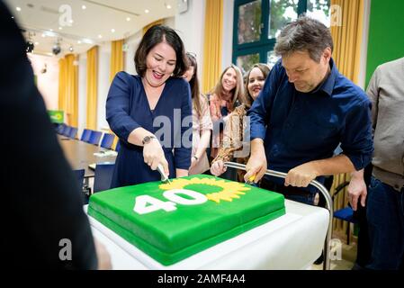 13 janvier 2020, Berlin: Annalena Baerbock et Robert Habeck, présidente fédérale de Bündnis 90/Die Grünen, ont coupé un gâteau au début de la réunion du comité exécutif fédéral de leur parti le matin à l'occasion du 40ème anniversaire des Verts. Photo: Kay Nietfeld/Dpa Banque D'Images