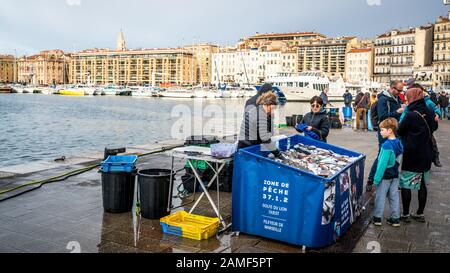 Marseille France, 27 décembre 2019 : marché aux poissons, stand et personnes au Vieux Port ou au Vieux Port de Marseille France Banque D'Images