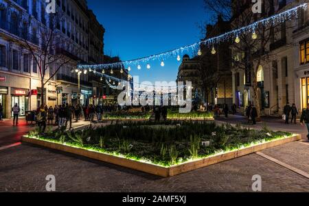 Marseille France, 27 décembre 2019 : rue piétonne emblématique de la Canebière illuminée la nuit avec des décorations de Noël à Marseille France Banque D'Images