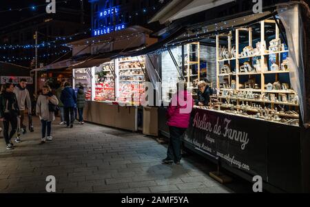 Marseille France, 27 décembre 2019 : Stands et gens à Noël Santons de Provence figurines le marché traditionnel de nuit dans le Vieux Port Marseille FR Banque D'Images