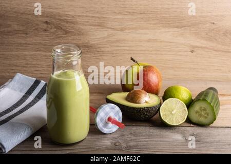 Smoothie maison avec les ingrédients de détox suivants avocat, concombre, pomme et citron. Banque D'Images