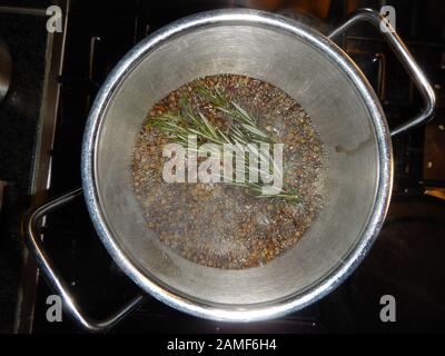 Cuisson des lentilles dans une poêle au romarin Banque D'Images