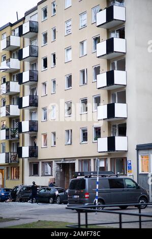 Une explosion très puissante s'est produite dans une maison multi-familles à Östermalm à Stockholm la nuit précédant lundi. La porte et les voitures ont été complètement détruites et plusieurs personnes ont été évacuées. Banque D'Images