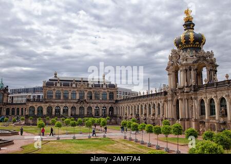 Le palais de Zwinger à Dresde, Allemagne a été complètement reconstruit dans le style baroque original après qu'il a été complètement détruit par les bombardements alliés. Banque D'Images