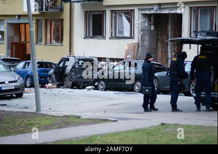 Une explosion très puissante s'est produite dans une maison multi-familles à Östermalm à Stockholm la nuit précédant lundi. La porte et les voitures ont été complètement détruites et plusieurs personnes ont été évacuées. Banque D'Images