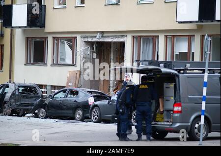 Une explosion très puissante s'est produite dans une maison multi-familles à Östermalm à Stockholm la nuit précédant lundi. La porte et les voitures ont été complètement détruites et plusieurs personnes ont été évacuées. Banque D'Images