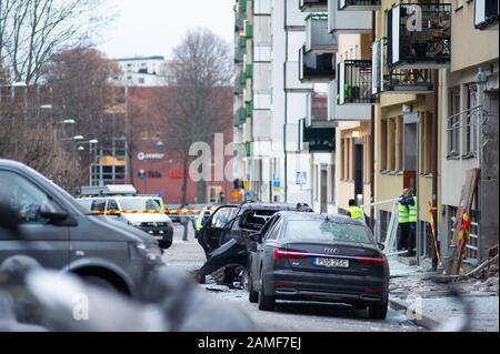 Une explosion très puissante s'est produite dans une maison multi-familles à Östermalm à Stockholm la nuit précédant lundi. La porte et les voitures ont été complètement détruites et plusieurs personnes ont été évacuées. Banque D'Images