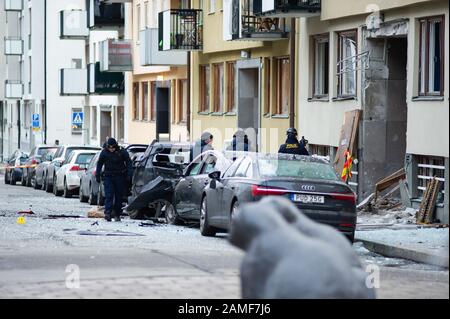 Une explosion très puissante s'est produite dans une maison multi-familles à Östermalm à Stockholm la nuit précédant lundi. La porte et les voitures ont été complètement détruites et plusieurs personnes ont été évacuées. Banque D'Images