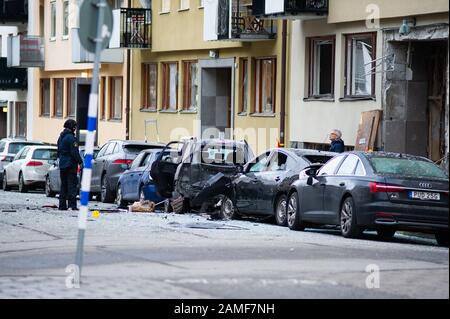 Une explosion très puissante s'est produite dans une maison multi-familles à Östermalm à Stockholm la nuit précédant lundi. La porte et les voitures ont été complètement détruites et plusieurs personnes ont été évacuées. Banque D'Images