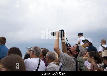 Saint-pétersbourg, Russie, le 28 juillet 2019. Homme avec une photo prise de l'appareil photo au-dessus des têtes des personnes au cours de la Journée de la Marine Banque D'Images