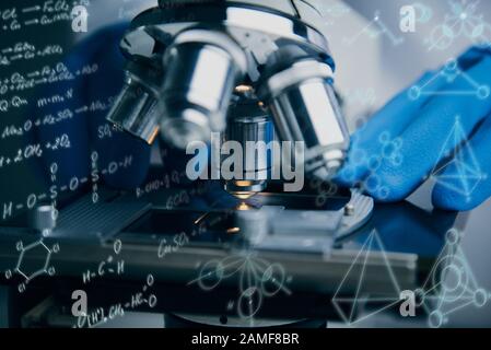 Close-up shot de microscope avec lentille en métal. Banque D'Images