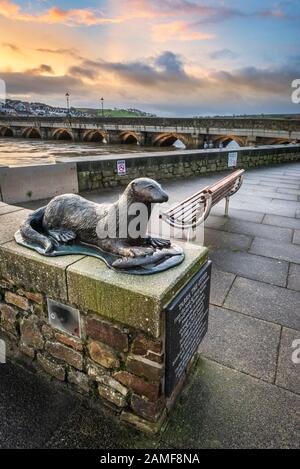 Bideford, North Devon, Angleterre. Lundi 13 janvier 2020. Météo britannique. Après une nuit froide et claire à North Devon, une journée de vents forts et de nuages légers est prévue pour la ville côtière de Bideford, célèbre pour Tarka The Otter, un livre très apprécié par Henry Williamson, Et célébrée par la sculpture de Rowan Fawdon qui se trouve le long pont de Bideford. Terry Mathews/Alay Live News. Banque D'Images