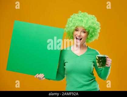 Portrait d'une femme excitée avec un mug à bière et une bannière vierge Banque D'Images