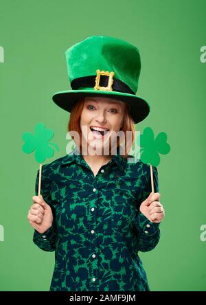 Portrait du leprechaun souriant avec bannière en forme de trèfle Banque D'Images