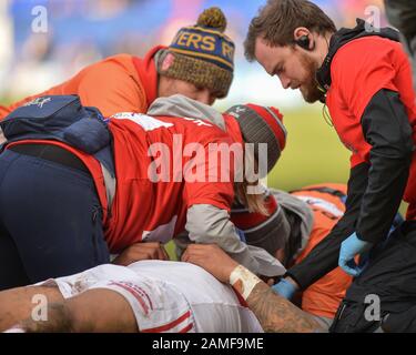 12 janvier 2020, Mobile Rocket Stadium, Wakefield, Royaume-Uni, Rugby League, Danny Brough témoignage publicitaire, Wakefield Trinity v Hull kingston Rovers :Mose Masoe de Hull Kingston Rovers est traité par des mafiques de club. Crédit: Dean Williams Banque D'Images