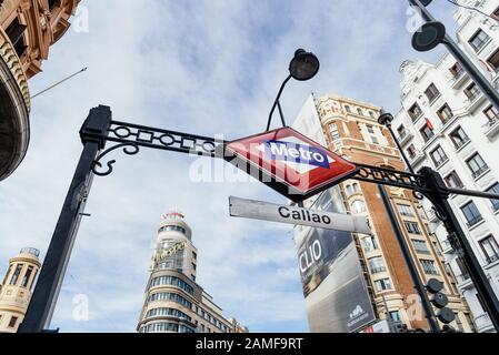 Madrid, Espagne - 1 novembre 2019: Station de métro Callao contre Capitol Building en arrière-plan sur l'avenue Gran Via Banque D'Images