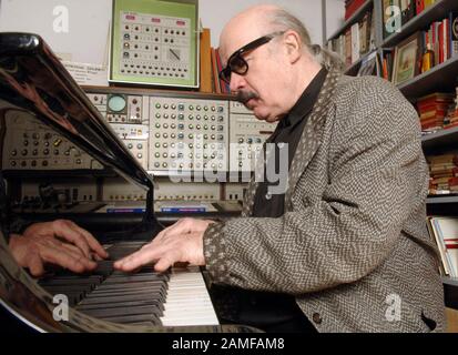 Le musicien de jazz Wolfgang Dauner, enregistré dans son aile dans son studio de Stuttgart (photo du 05.10.2005). Le 30 décembre 2005, le musicien de jazz de Stuttgart aura 70 ans. En plus de ses propres compositions de piano, Wolfgang Dauner a composé de nombreux titres pour le cinéma, la télévision et la radio. Photo: Bernd Weissbrod dpa/lsw (sur dpa-KORR: 'Le vétéran allemand de jazz Dauner tourne à 70 - improvisateur accompli' à partir du 23 décembre 2005) c) dpa - Rapport | usage dans le monde entier Banque D'Images