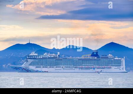 L'Epic norvégien appartient à Norwegian Cruise Line dans la baie de Cannes Banque D'Images