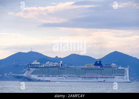 L'Epic norvégien appartient à Norwegian Cruise Line dans la baie de Cannes Banque D'Images