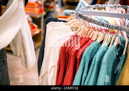 Vente et achat d'articles chauds en magasin pour l'automne et l'hiver. Des vestes et des sweaters tendance et élégants sont vendus dans le magasin Banque D'Images