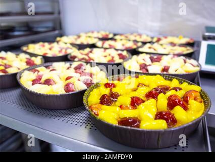 Gâteau d'été frais avec des fraises fraîches et les petits fruits ananas au sirop en dessert Banque D'Images