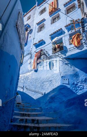 Escalier dans la ville bleue de Chefchaouen, Maroc Banque D'Images