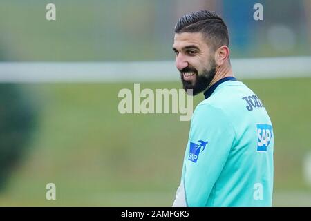 13 janvier 2020, Bade-Wuerttemberg, Zuzenhausen: Football: Bundesliga, 1899 Hoffenheim, entraînement de lancement, au centre de formation. Munas Dabbur, nouveau venu de Hoffenheim, rit pendant la formation. Photo: Uwe Anspach/Dpa Banque D'Images