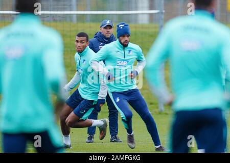 13 janvier 2020, Bade-Wuerttemberg, Zuzenhausen: Football: Bundesliga, 1899 Hoffenheim, entraînement de lancement, au centre de formation. L'entraîneur de Hoffenheim Alfred Scheuder (M dans le dos) regarde ses joueurs s'entraîner pendant l'entraînement. Photo: Uwe Anspach/Dpa Banque D'Images