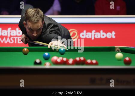 (200113) -- LONDRES, le 13 janvier 2020 (Xinhua) -- Ali carter d'Angleterre joue un coup de feu lors du match de première série contre Mark Selby d'Angleterre à Snooker Masters 2020 au Palais Alexandra de Londres, Grande-Bretagne, le 12 janvier 2020. (Photo De Tim Irlande/Xinhua) Banque D'Images