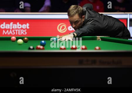 (200113) -- LONDRES, le 13 janvier 2020 (Xinhua) -- Ali carter d'Angleterre joue un coup de feu lors du match de première série contre Mark Selby d'Angleterre à Snooker Masters 2020 au Palais Alexandra de Londres, Grande-Bretagne, le 12 janvier 2020. (Photo De Tim Irlande/Xinhua) Banque D'Images