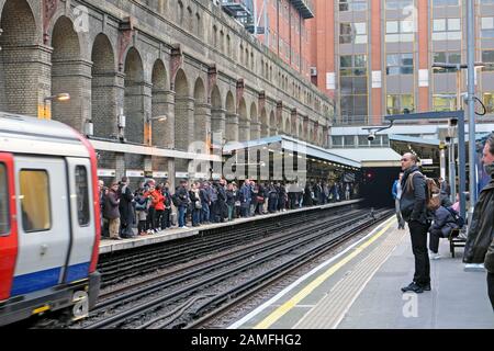 Les passagers qui attendent sur la plate-forme de la station de métro Barbican et train sur la voie ferrée qui s'approche à Londres ce 1 Angleterre Royaume-Uni KATHY DEWITT Banque D'Images