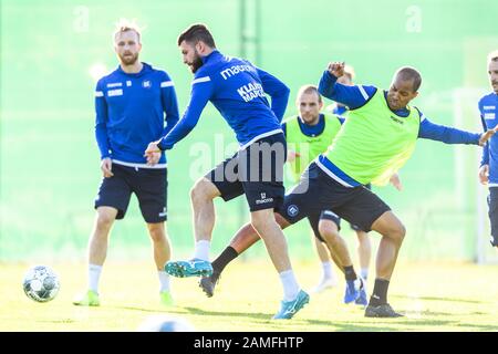 Marco Djuricin (KSC) en duels avec David Pisot (KSC). GES/Soccer/2ème Bundesliga: Karlsruher SC - Training camp, 13.01.2020 Football/Football: 2ème Bundesliga: KSC Training camp, Karlsruhe, 13 janvier 2020 | usage dans le monde entier Banque D'Images