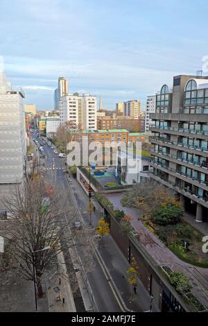 Les appartements précédents de la Weston Primary School et de Barbican Estate offrent une vue en hiver depuis au-dessus de Golden Lane dans la ville de Londres, au Royaume-Uni KATHY DEWITT Banque D'Images