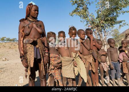 Femmes et enfants Himba, le Kaokoveld en village tribal de la Namibie, Afrique du Sud Banque D'Images