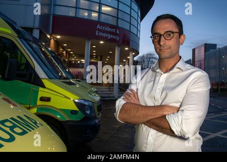 Simon Sethi Directeur de l'exploitation de l'hôpital du district de Yeovil, Yeovil, Somerset, Royaume-Uni, se tenant à l'extérieur du service des accidents et des urgences. Banque D'Images