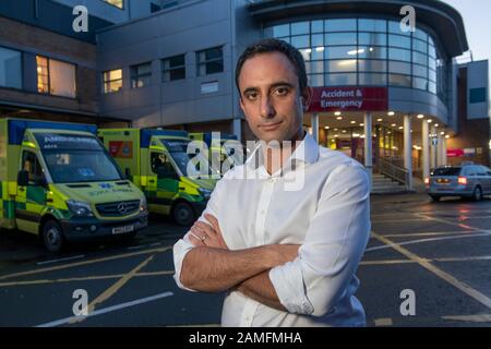 Simon Sethi Directeur de l'exploitation de l'hôpital du district de Yeovil, Yeovil, Somerset, Royaume-Uni, se tenant à l'extérieur du service des accidents et des urgences. Banque D'Images