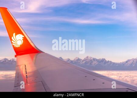 Katmandou, Népal - 22 novembre 2019 : l'Himalaya vu au crépuscule de la fenêtre siège de Thai Airlines Mentari Lion. Banque D'Images