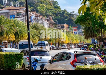 La ville de Krabi, Thaïlande - 23 novembre 2019 : Ao Nang Beach dans la ville de Krabi, Thaïlande. Banque D'Images