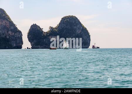 La ville de Krabi, Thaïlande - 23 novembre 2019 : Les gens de la voile sur une croisière en mer d'Andaman au large de la Thaïlande dans la plage Ao Nang, Thaïlande Banque D'Images