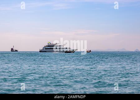 La ville de Krabi, Thaïlande - 23 novembre 2019 : Les gens de la voile sur une croisière en mer d'Andaman au large de la Thaïlande dans la plage Ao Nang, Thaïlande Banque D'Images