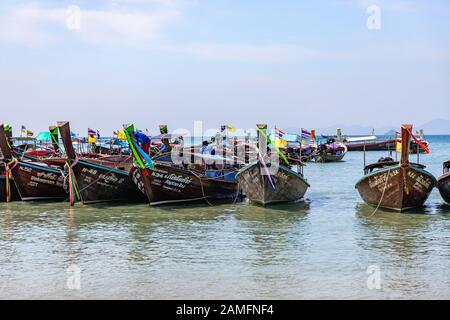 La ville de Krabi, Thaïlande - 23 novembre 2019 : bateaux longtail traditionnels stationné à Railay Beach à Krabi, Thaïlande. Banque D'Images