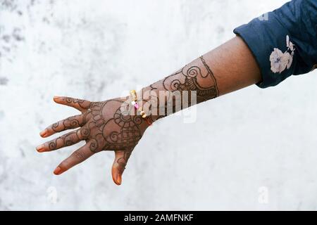 Mehndi (henna) design et séchage rituel sur la main de la robe avant le mariage à Pushkar, Rajasthan, Inde. Banque D'Images