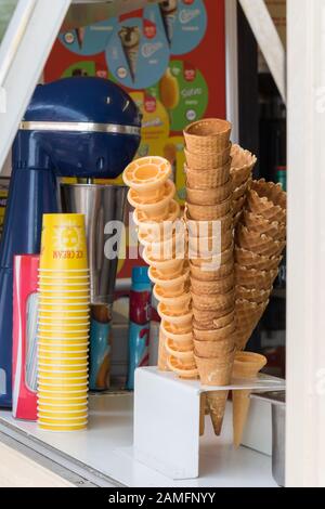 Vide ice cream cones et bains à remous empilés sur l'affichage prêt pour la vente sur une glace d'un décrochage. L'été 2018. England UK Banque D'Images