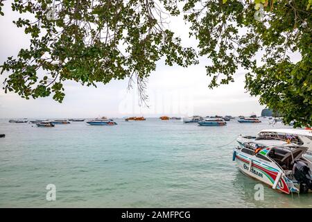 Phi Phi Island, Thaïlande - 24 Novembre 2019: Hors-Bord Garés À Tonsai Beach. Les Speedbaots sont les moyens de transport les plus rapides de l'île. Banque D'Images