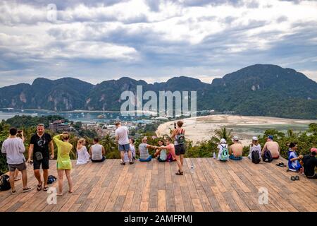 Phi Phi Island, Thaïlande - 24 novembre 2019: Les gens qui prennent la vue sur la mer et la plage de Viewpoint 2 en haut de la colline. Banque D'Images