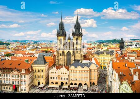 Vue sur le temple de Tynsky à Prague d'en haut Banque D'Images