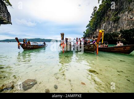 Phi Phi Island, Thaïlande - 24 novembre 2019 : bateaux à queue longue traditionnels garés à Monkey Beach dans les îles Phi Phi, Thaïlande. Banque D'Images